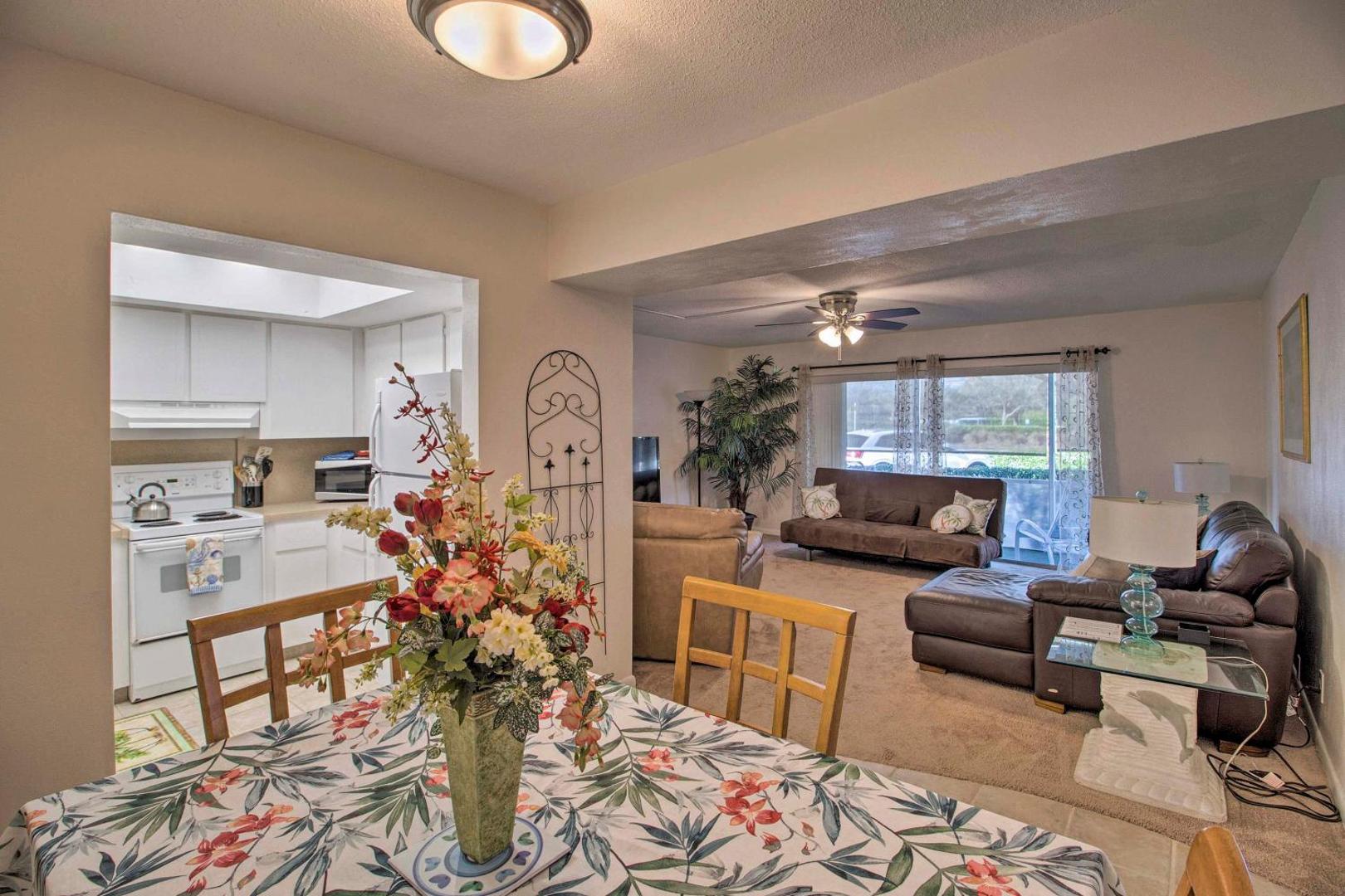 Cozy Palm Beach Gardens Condo with Pool Access!